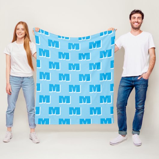 Trendy blauwe gepersonaliseerde initiaal fleece deken (In situ)