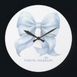 Trendy blauwe strik gepersonaliseerd met naam en m grote klok<br><div class="desc">Voeg een vleugje tijdloze elegantie toe aan uw interieur met de Trendy Blue Bow Klok met Naam Monogram. Deze klok heeft een delicate, preppy coquette strik in een zachte waterverf stijl en combineert moeiteloos vintage charme met moderne esthetiek. De grandmillennial decorstijl maakt het een perfect middelpunt voor elke kamer, van...</div>