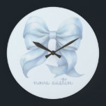 Trendy blauwe strik gepersonaliseerd met naam en m grote klok<br><div class="desc">Geef uw huis of kantoordecor een boost met de Trendy Blauwe Strik Gepersonaliseerd Met Naam Monogram Grote Klok, een perfecte fusie van stijl en functionaliteit. De preppy coquette strik van de klok, weergegeven in zachte waterverfkleuren, brengt een vintage meisjesachtige esthetiek naar elke ruimte. Of u nu een grandmillennial-thema kamer inricht...</div>