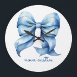 Trendy blauwe strik gepersonaliseerd met naam en m grote klok<br><div class="desc">Breng een mix van klassieke charme en moderne elegantie in je interieur met de Trendy Blue Bow Personalized With Name Monogram Grote Klok. Deze klok met een preppy coquette strik in een zacht waterverfdesign is de perfecte toevoeging aan elke kamer, van een verfijnd woonvertrek tot een charmante babykamer. De grandmillennial...</div>