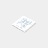 Trendy blauwe strik gepersonaliseerd met naam en m post-it® notes (Schuin)