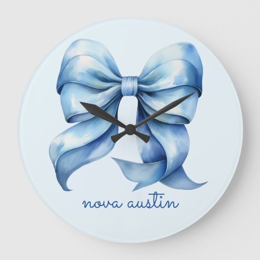 Trendy Blauwe Strik Met Naam Monogram Personalized Grote Klok (Voorkant)