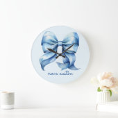 Trendy Blauwe Strik Met Naam Monogram Personalized Grote Klok (Huis)