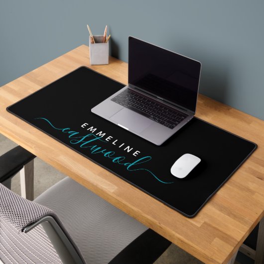 Trendy Blauwgroen Script Monogram op zwart Bureaumat (Kantoor 2)