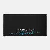 Trendy Blauwgroen Script Monogram op zwart Bureaumat (Voorkant)