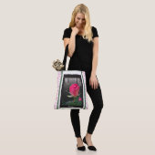 Trendy bloementas, rood nam toe, voegt naam toe tote bag (Op model)
