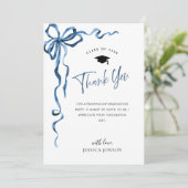 Trendy Blue Bow Coquette FOTO Afstuderen Bedankkaart (Staand voorkant)