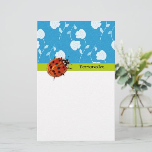 Trendy Blue Floral Ladybug met naam Briefpapier (Staand voorkant)