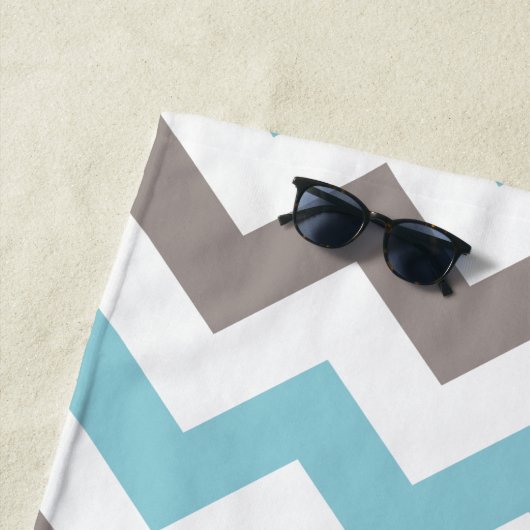 Trendy Blue Gray Chevron Pattern Strandlaken (In situ)