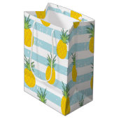 Trendy Blue White Stripes Pineapple Pattern Medium Cadeauzakje (Voorkant Gekanteld)