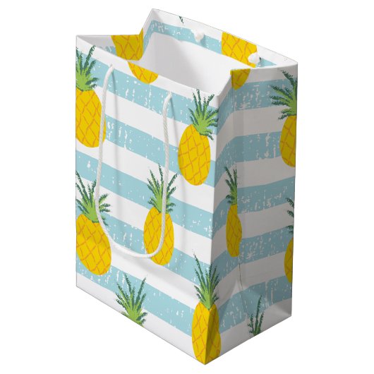 Trendy Blue White Stripes Pineapple Pattern Medium Cadeauzakje (Voorkant Gekanteld)