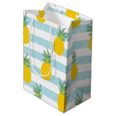 Trendy Blue White Stripes Pineapple Pattern Medium Cadeauzakje (Achterkant Gekanteld)