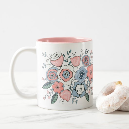 Trendy Blush Pink Blue Boho Flowers Tweekleurige Koffiemok (Met donut)