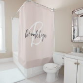 Trendy Blush Roze Grijs Script Monogram Naam Douchegordijn (In situ)