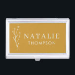 Trendy Boho chique minimalistische mosterd geel op Visitekaarthouder<br><div class="desc">Onze Trendy Boho Chic Minimalist Mustard Yellow Custom Business Card Case, de perfecte accessoire voor de moderne professional. Ontworpen met elegantie en verfijning in het achterhoofd, dit visitekaartjes hoesje heeft een chique mosterdgele buitenkant versierd met een delicate bloemtekening. Het minimalistische design, aangevuld met trendy typografie, zorgt voor een strak en...</div>