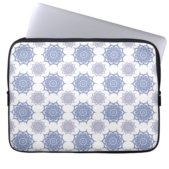 Trendy Boho Winter Blue, White Mandala Pattern Zen Laptop Sleeve (Voorkant)
