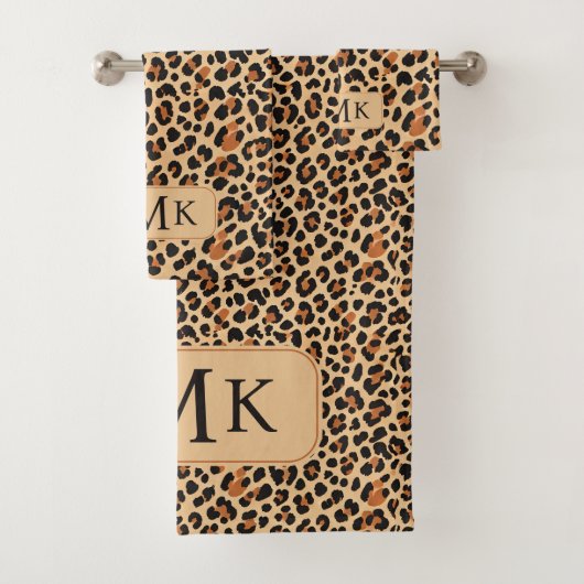 Trendy Bold Leopard Print Aangepast Monogram Bad Handdoek (Insitu)