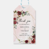 Trendy bordeauxrode eucalyptus en gouden bruiloft cadeaulabel (Achterkant)