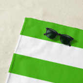 Trendy Bright Summer Kelly Green Stripes Strandlaken (In situ)