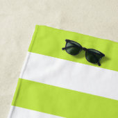 Trendy Bright Summer Lime Green Horizontale Stripe Strandlaken (In situ)
