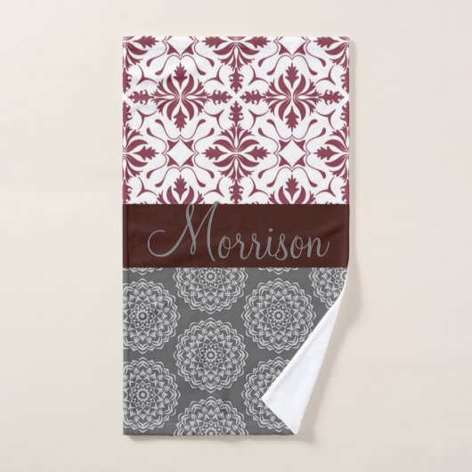 Trendy Burgundy en Gray Damask Monogram Bad Handdoek (Handdoek)