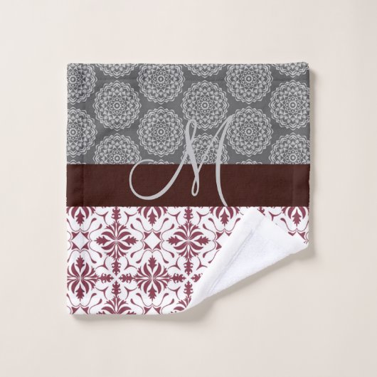 Trendy Burgundy en Gray Damask Monogram Bad Handdoek (Wasdoekje)