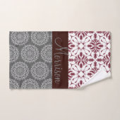 Trendy Burgundy en Gray Damask Monogram Bad Handdoek (Handdoek)