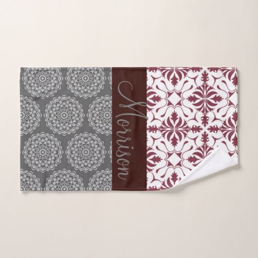 Trendy Burgundy en Gray Damask Monogram Bad Handdoek (Handdoek)