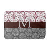 Trendy Burgundy en Gray Damask Monogram Badmat (Voorkant)