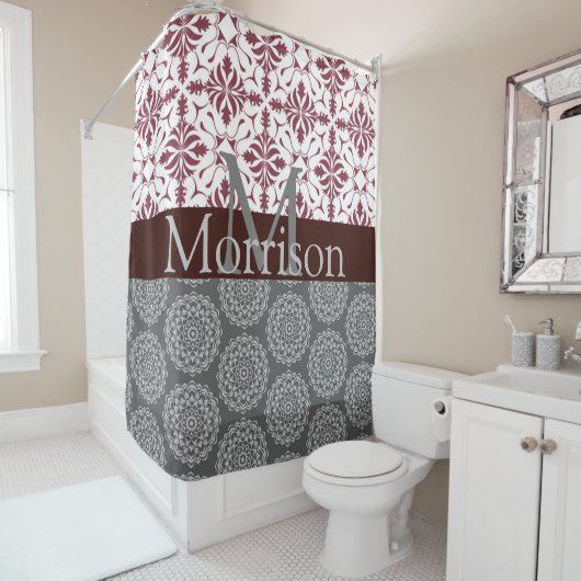 Trendy Burgundy en Gray Damask Monogram Douchegordijn (In situ)