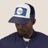 TRENDY BUSINESS LOGO DENIM BLUE BEDRIJFSMEDEWERKER TRUCKER PET (In situ)