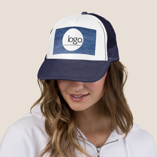 TRENDY BUSINESS LOGO DENIM BLUE BEDRIJFSMEDEWERKER TRUCKER PET (In situ)