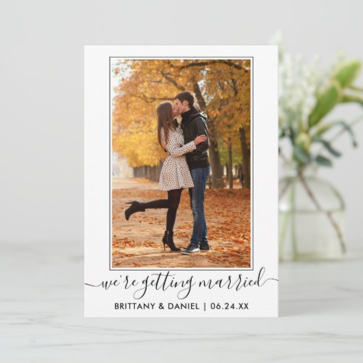 Trendy Calligrafiescript dat Gehuwd wordt Save The Date (Staand voorkant)