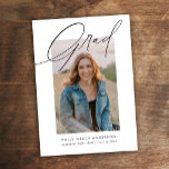 Trendy Calligraphy Three Photo Budget Afstuderen Kaart<br><div class="desc">De Rendy Kalligrafie Drie de Uitnodiging van het Afstuderen van de Begroting van de Foto kenmerkt één foto op de voorzijde en twee foto's op de rug samen met de uitnodigingsdetails van het afstuderen.</div>