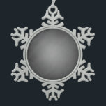 Trendy Chalkboard Vignette Tin Sneeuwvlok Ornament<br><div class="desc">Dit coole achtergrondontwerp toont het graan en de textuur van een bord dat met krijt is getrokken en vaak is gewist. Het heeft een vignette blik aan het, langzaam verdwijnend aan lichter in het centrum. Deze eenvoudige, maar zeer elegante en koele achtergrond van het karton is het perfecte uitgangspunt voor...</div>