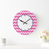 trendy chevron cerise white retro klok roze (Huis)