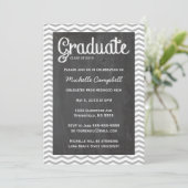 Trendy Chevron & Chalkboard Afstuderen Uitnodiging (Staand voorkant)