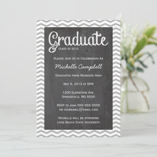 Trendy Chevron & Chalkboard Afstuderen Uitnodiging (Staand voorkant)