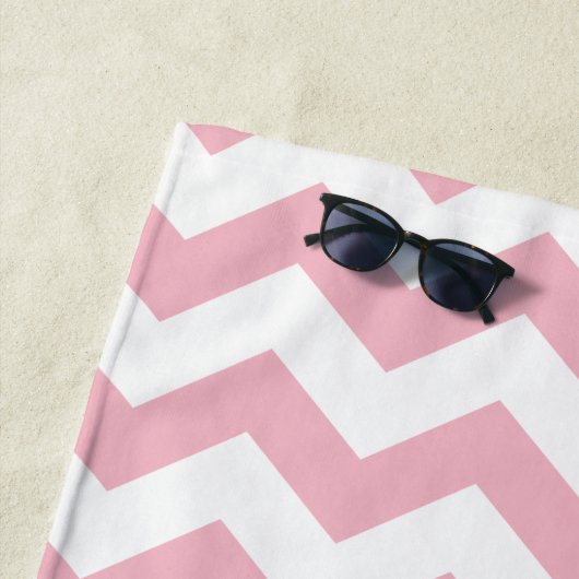 Trendy Chevron Patroon met naam - pastel roze Strandlaken (In situ)