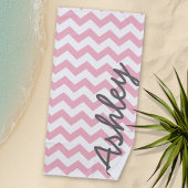Trendy Chevron Patroon met naam - pastel roze Strandlaken