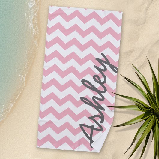 Trendy Chevron Patroon met naam - pastel roze Strandlaken