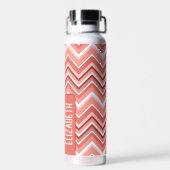 Trendy Chevron Pattern, groot naamblok koraal Waterfles (Achterkant)