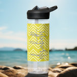 Trendy Chevron Pattern grote scriptnaam geel Waterfles<br><div class="desc">Een gewaagd, grafisch ontwerp met gele en witte de markeringen van de zig met een leuk grijs handgeschreven manuscript om jouw naam of om het even welke tekst toe te voegen. U kunt een naam, een monogram of een andere douanetekst toevoegen. Als u de kunst rond moet bewegen, klik op...</div>