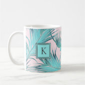 Trendy Chic Coastal Palms Pattern met Monogram Koffiemok (Links)