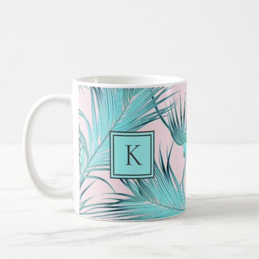 Trendy Chic Coastal Palms Pattern met Monogram Koffiemok (Links)