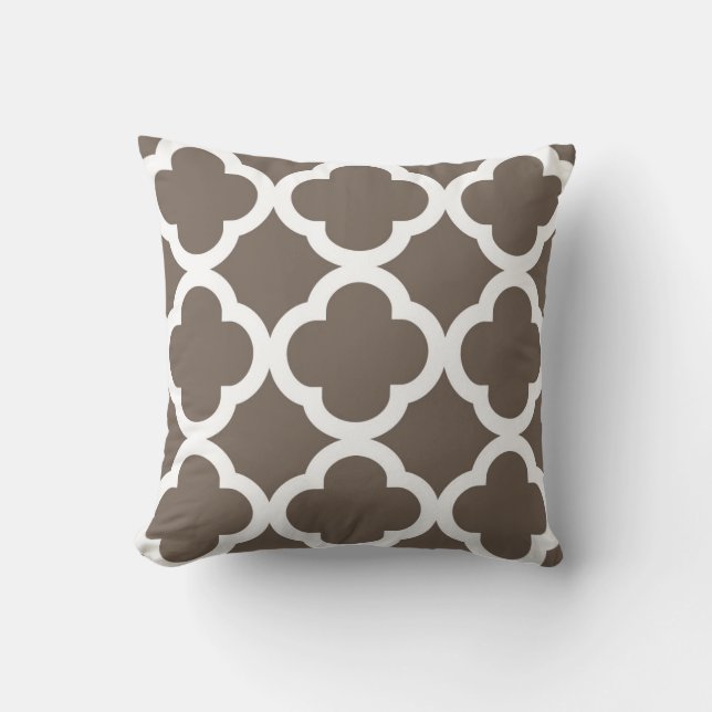 Trendy Clover Pattern in Taupe and White Kussen (Voorkant)