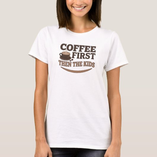 Trendy COFFEE EERST DAN DE KINDEREN Statement Desi T-shirt (Voorkant)