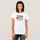Trendy COFFEE EERST DAN DE KINDEREN Statement Desi T-shirt (Voorkant volledig)