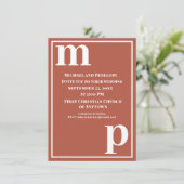 Trendy Cute Monogram Terracotta Trouw Uitnodiging (Staand voorkant)