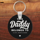 Trendy Deze Geweldige pappa behoort tot Vaderdag Sleutelhanger (Voorkant)